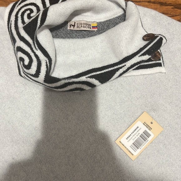 NWT women’s shawl cape cardigan Ecuador alpaca - Picture 2 of 2